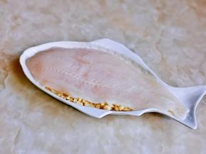 再放上洗干净的巴沙鱼。