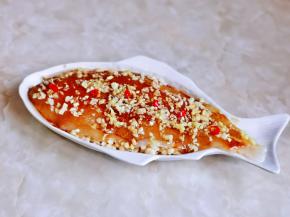 最后撒上姜蒜辣椒，腌制30分钟以上。