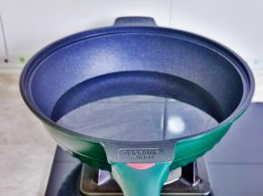 锅中加水，适当多一点。