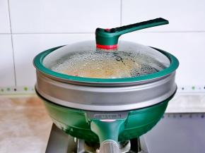 盖上盖子蒸15分钟，焖2分钟。