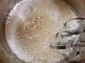 蛋清里滴入几滴白醋，分次加入白糖打蛋器开始中高速打发