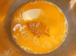 加入玉米油和白糖15克，用蛋抽搅拌至完全乳化