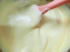 混合好的蛋糕糊细腻有光泽，装入裱花袋里