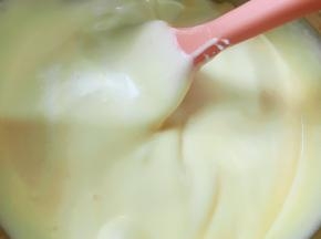混合好的蛋糕糊细腻有光泽，装入裱花袋里
