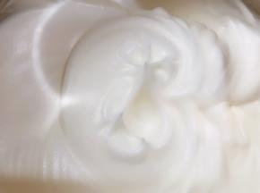 打发至垂直提起打蛋器能拉出不弯的直角
