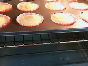 放入预热好的烤箱中层先110度烤30分钟，再转140度烤30分钟表面金黄即可，我们用低温慢烤的方法不会开裂也不会回缩