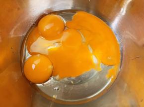 盆里打入1个全蛋和3个蛋黄，分离出来的蛋清放在无油无水无蛋黄的盆里备用