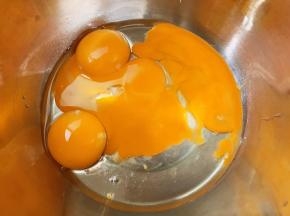 盆里打入1个全蛋和3个蛋黄，分离出来的蛋清放在无油无水无蛋黄的盆里备用