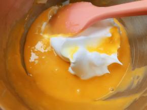 分三次把打发好的蛋白跟蛋黄糊用翻拌的手法混合均匀