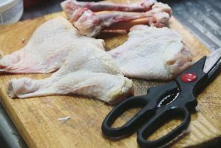 2.鸡腿清洗干净，用厨房剪刀从一侧鸡腿肉顺着骨头剪开然后整个把骨头取出