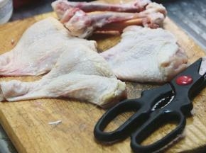 2.鸡腿清洗干净，用厨房剪刀从一侧鸡腿肉顺着骨头剪开然后整个把骨头取出