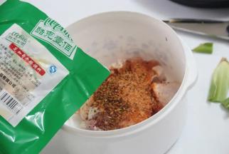 3.处理的鸡腿切约2×2厘米的方块，加入芝加哥牛排调料10克