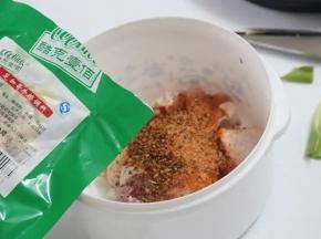 3.处理的鸡腿切约2×2厘米的方块，加入芝加哥牛排调料10克