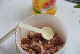 4.加入花生油1大勺，混合均匀腌制30分钟以上