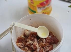 4.加入花生油1大勺，混合均匀腌制30分钟以上