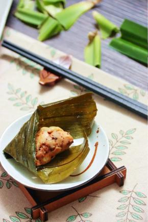 7.自动烹饪完成，把香兰叶包鸡盛出装碟，蒸出的汁水可以浇在拆开香兰叶的鸡肉上