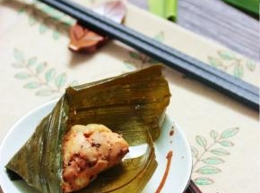7.自动烹饪完成，把香兰叶包鸡盛出装碟，蒸出的汁水可以浇在拆开香兰叶的鸡肉上