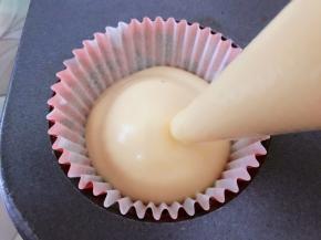 把蛋糕糊挤入垫有纸杯的烤盘里8分满