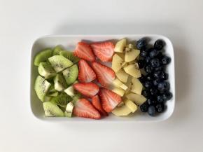 把水果洗净，草莓切成片，两种颜色的奇异果去皮切成丁，蓝莓洗净。