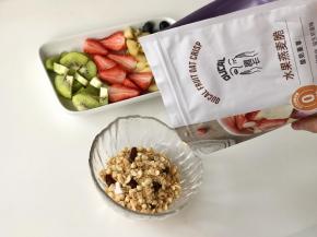 倒出小半碗的趣卡水果燕麦脆，方便最后撒到酸奶上。