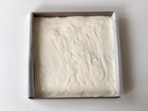 往盘子中倒入适量的酸奶，根据自己喜欢的厚度可以倒入2盒或3盒酸奶。