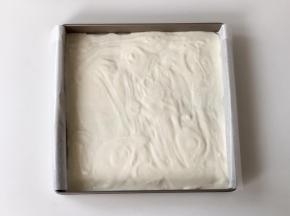 往盘子中倒入适量的酸奶，根据自己喜欢的厚度可以倒入2盒或3盒酸奶。