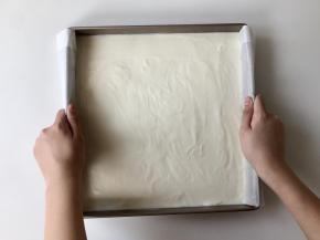 把酸奶震平，或用刮刀、勺子抹平表面。