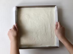 把酸奶震平，或用刮刀、勺子抹平表面。