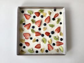 把酸奶震平，或用刮刀、勺子抹平表面。