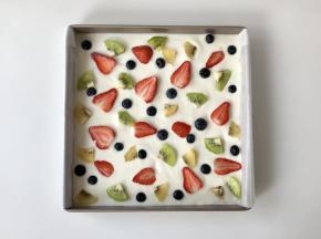 把酸奶震平，或用刮刀、勺子抹平表面。