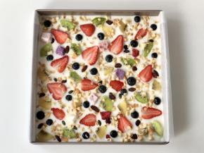 再均匀的撒上趣卡燕麦脆；