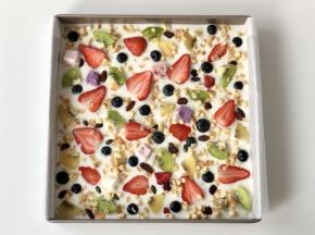 再均匀的撒上趣卡燕麦脆；