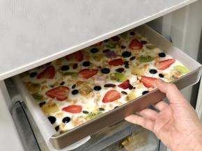 将酸奶盘放进冰箱中冷冻3个小时以上。