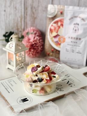 比雪糕和冰淇淋还好吃哦！而且安全无添加，趣卡水果燕麦脆的加入，让口感更加有层次营养也更丰富，新鲜水果结合在一起，酸酸甜甜，清新爽口，吃不腻哦～