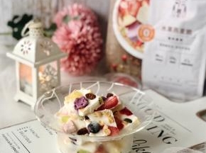 比雪糕和冰淇淋还好吃哦！而且安全无添加，趣卡水果燕麦脆的加入，让口感更加有层次营养也更丰富，新鲜水果结合在一起，酸酸甜甜，清新爽口，吃不腻哦～