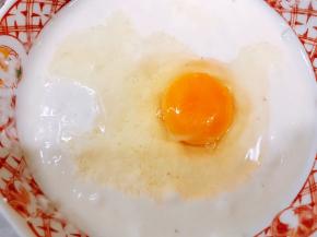 加入适量清水调成糊状后打入一个鸡蛋