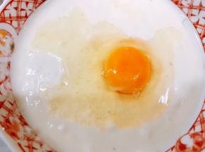 加入适量清水调成糊状后打入一个鸡蛋