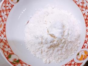 碗里加入面粉