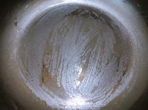 平底锅里刷一层薄油