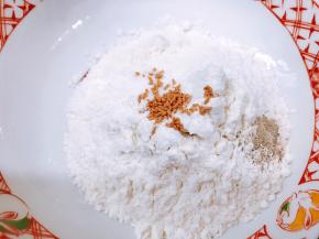 加入蔬鲜调味料和白胡椒粉