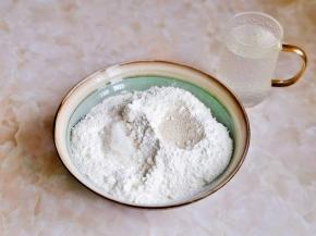 我们首先把面发酵上，面粉中加入糖，酵母粉。