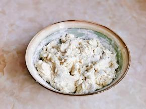 分次加入温水，一边用筷子搅拌成絮状。