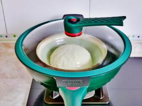 放入锅中进行发酵，有盖子的器具也可以。