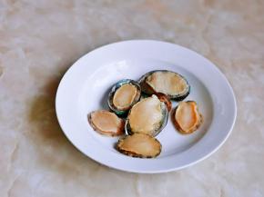 利用这时间处理小鲍鱼，一定要刷干净。去掉内脏。