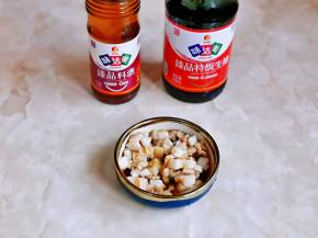 装入盘中，加入料酒，1勺生抽，抓拌均匀，腌制15分钟。