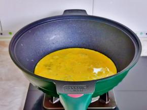 鸡蛋磕碗里，用筷子打散，起油锅倒入蛋液，小火煎。