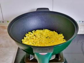 用筷子不停搅拌，直到凝固就可以，盛出备用。