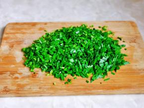 韭菜洗干净，淋干水分，再切碎。