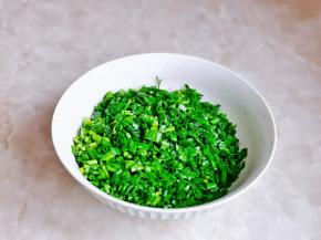 这一步很关键，切好的韭菜，放入器具中，淋上一勺食用油，搅拌均匀，放旁边备用。（这样会锁住韭菜的水分，拌好馅后不会有水呦）