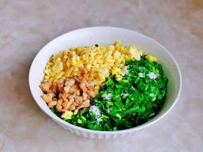 鸡蛋凉后加入韭菜，腌制好的鲍鱼丁，按个人口味加入盐，淋上一勺生抽。